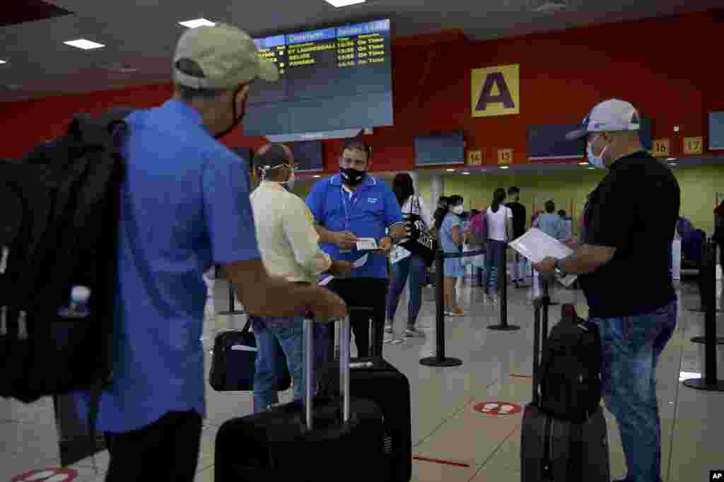 Pasajeros hacen fila en el mostrador de Copa Airlines en el Aeropuerto Internacional José Martí, en La Habana. (YAMIL LAGE / AFP)