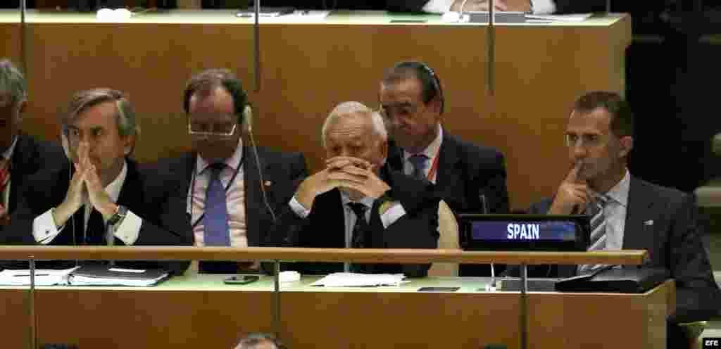 El rey Felipe VI y el ministro español de Asuntos Exteriores, José Manuel García-Margallo (2-d, primer término), siguen la intervención del Papa en la ONU.