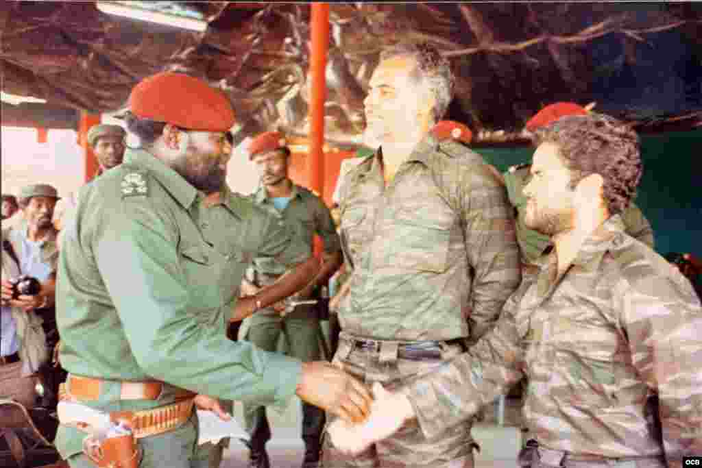 Savimbi saluda a los pilotos cubanos cuyo avión MIG fue derribado por las guerrillas. 