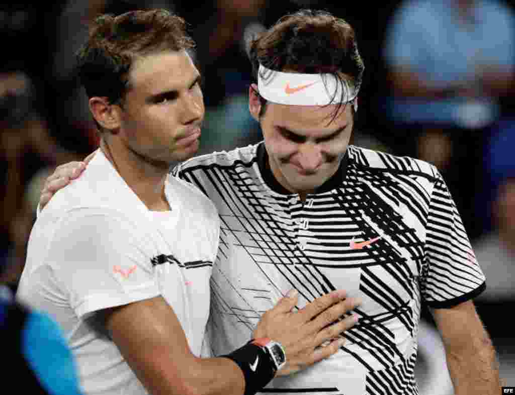 Roger Federer (d) es felicitado por Rafael Nadal (i) después de ganar su partido de individuales masculinos en el torneo de tenis Grand Slam de Australia, Australia, 29 de enero de 2017.  
