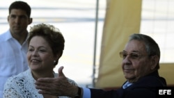 Raúl Castro (d), y la presidenta de Brasil, Dilma Rousseff (i), inauguran la primera etapa del puerto del Mariel construido con financiación brasileña en Mariel (Cuba).