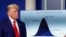 Trump ante una gráfica de pronóstico de fallecimientos por coronavirus.