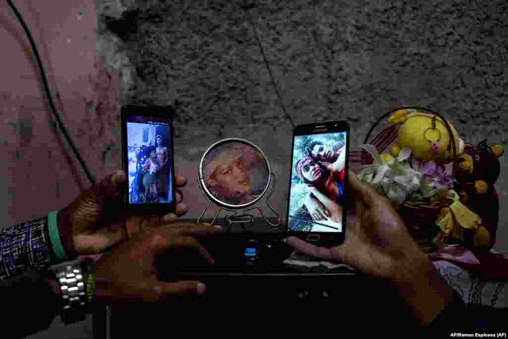 Familiares muestran fotos de los hermanos Román, detenidos y acusados de participar en protestas del 11 de julio, 2021.