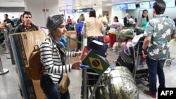 Médicos cubanos destacados en Brasil regresan de forma definitiva a la isla.