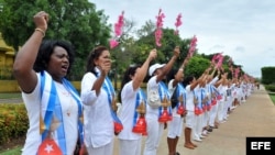 Berta Soler (i), líder del grupo Damas de Blanco, participa en la tradicional marcha por la 5ta avenida, en La Habana.