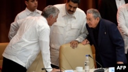 Nicolás Maduro (C), Raúl Castro y Miguel Díaz Canel.