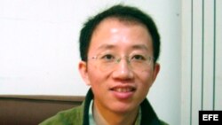 Archivo - Fotografía de archivo tomada el 9 de diciembre de 2005 que muestra al activista disidente Hu Jia, en su casa en Pekín (China).