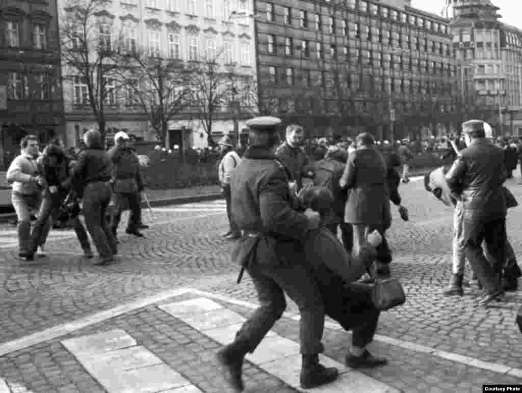 Represión policial en el centro de Praga en Noviembre de 1989.