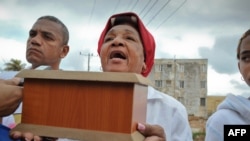 Reina Loina Tamayo (C), madre de Orlando Zapata Tamayo.