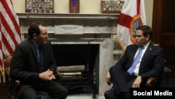 Encuentro de Marco Rubio (d) con Luis Enrique Ferrer (i).