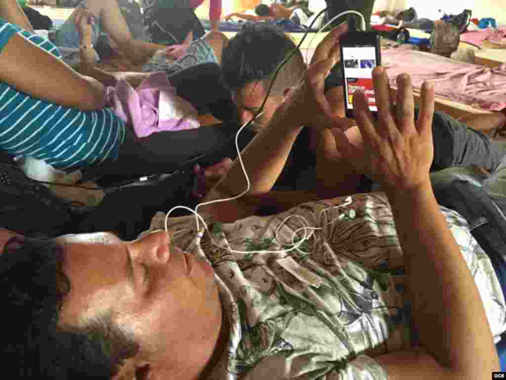 Cubanos en el poblado La Cruz, cercano a la frontera con Nicaragua.