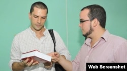 Londoño (izq.) visita el periodico Granma.