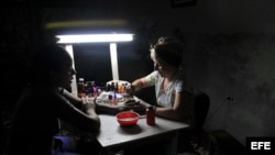 Una mujer arregla las uñas a una clienta en la ciudad de Camagüey (Cuba).