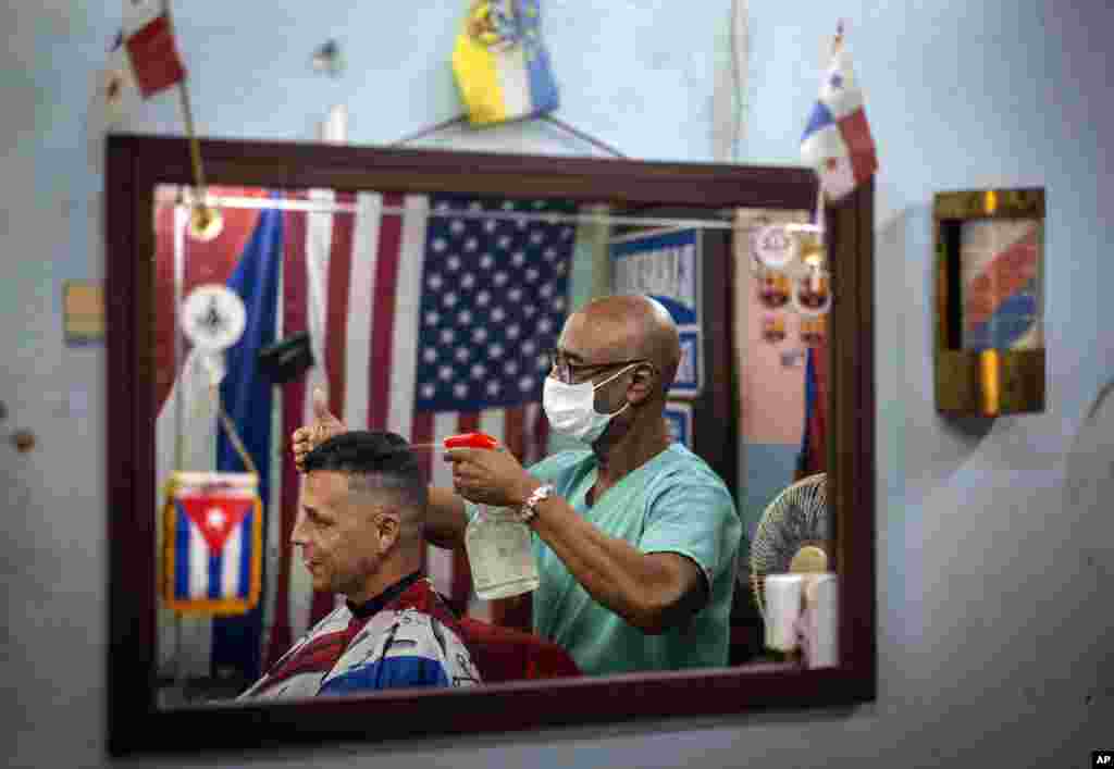 Un barbero usa máscara de protección contra el coronavirus en La Habana. (AP/Ramon Espinosa)