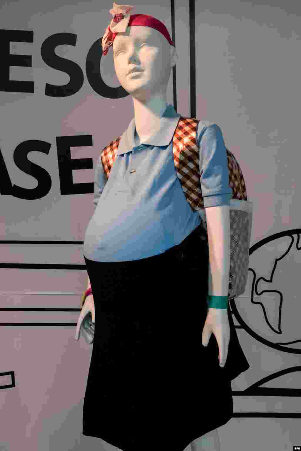 Un escaparate llama la atención en estos días en uno de los tantos centros comerciales de la capital venezolana, donde los maniquíes, lejos de mostrar nuevas prendas, destacan por las barrigas de las niñas de plástico, una iniciativa de la ONG "Contruyen