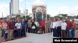 Un grupo de 35 médicos cubanos arribó a Bolivia este fin de semana, en medio de una prolongada huelga de galenos.