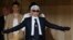 El diseñador alemán Karl Lagerfeld aparece tras la presentación de su colección primavera/verano 2016 para Chanel durante la Semana de la Moda de Alta Costura celebrada en París el 26 de enero de 2016. 