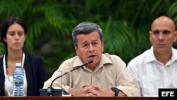El negociador jefe del ELN Pablo Beltrán (c) en el V ciclo de diálogos entre Gobierno de Colombia y ELN, en La Habana.