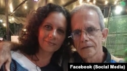 La narradora y poetisa cubana Laideliz Herrera Laza junto a su esposo, el escritor, periodista y humorista Jorge Fernández Era.