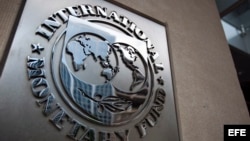 Imagen del logotipo del Fondo Monetario Internacional (FMI), colocado en la entrada de un edificio de la sede, el edificio HQ2, en Washington DC, Estados Unidos.