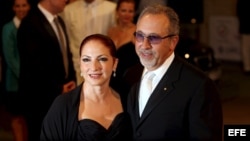 La cantante estadounidense de origen cubano Gloria Estefan (i) y su esposo, el productor musical Emilio Estefan.