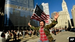 Un manifestante pro-Biden en las calles de Chicago el 7 de noviembre de 2020. (Paul Beaty / AP Photo).