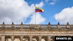Una bandera colombiana ondea en el Capitolio Nacional, sede del Congreso de la República de Colombia.