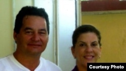 Regina Coyula junto al escritor Angel Santiesteban.