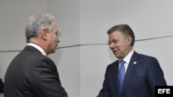 Fotografía cedida por la Presidencia de Colombia del mandatario Juan Manuel Santos (d), saludando al expresidente de Colombia Álvaro Uribe Vélez (i) hoy, miércoles 5 de octubre de 2016, en Bogotá (Colombia). Santos se reúne con el exmandatario Uribe para