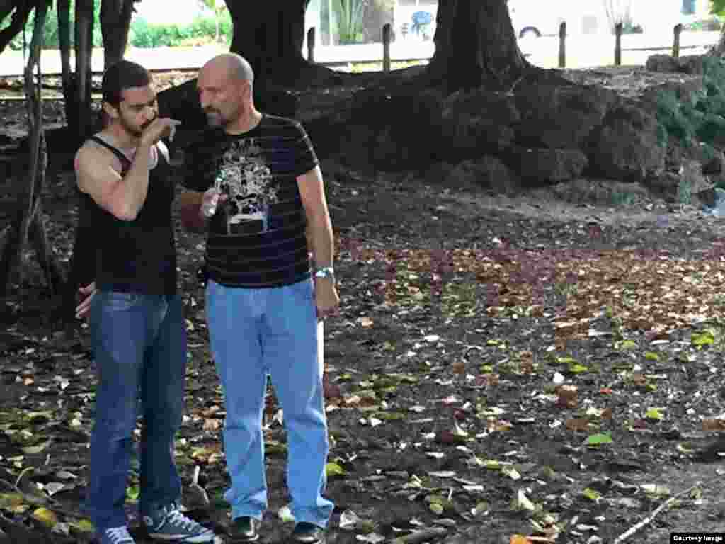 los actores Roberto San Martín y Gilberto Reyes en una escena de La Casa Vacía