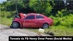 Uno de los autos que chocaron en la Autopista Nacional el viernes 23 de mayo de 2025, en un accidente que dejó un saldo de 5 fallecidos y dos heridos graves.