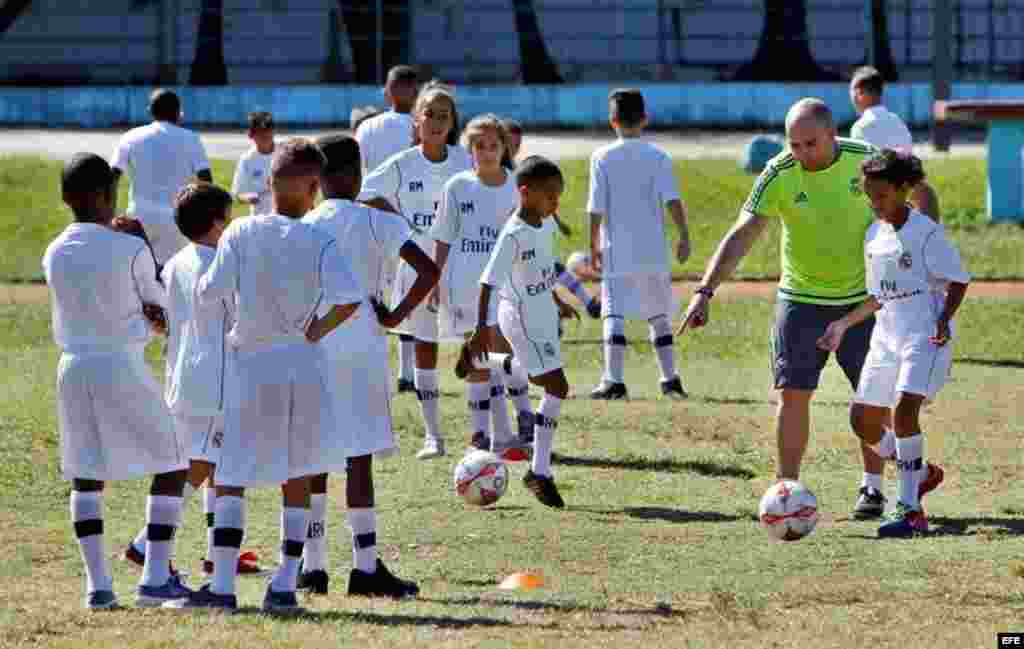 Real Madrid imparte taller a niños cubanos en La Habana, del 14 al 18 de noviembre de 2016.  