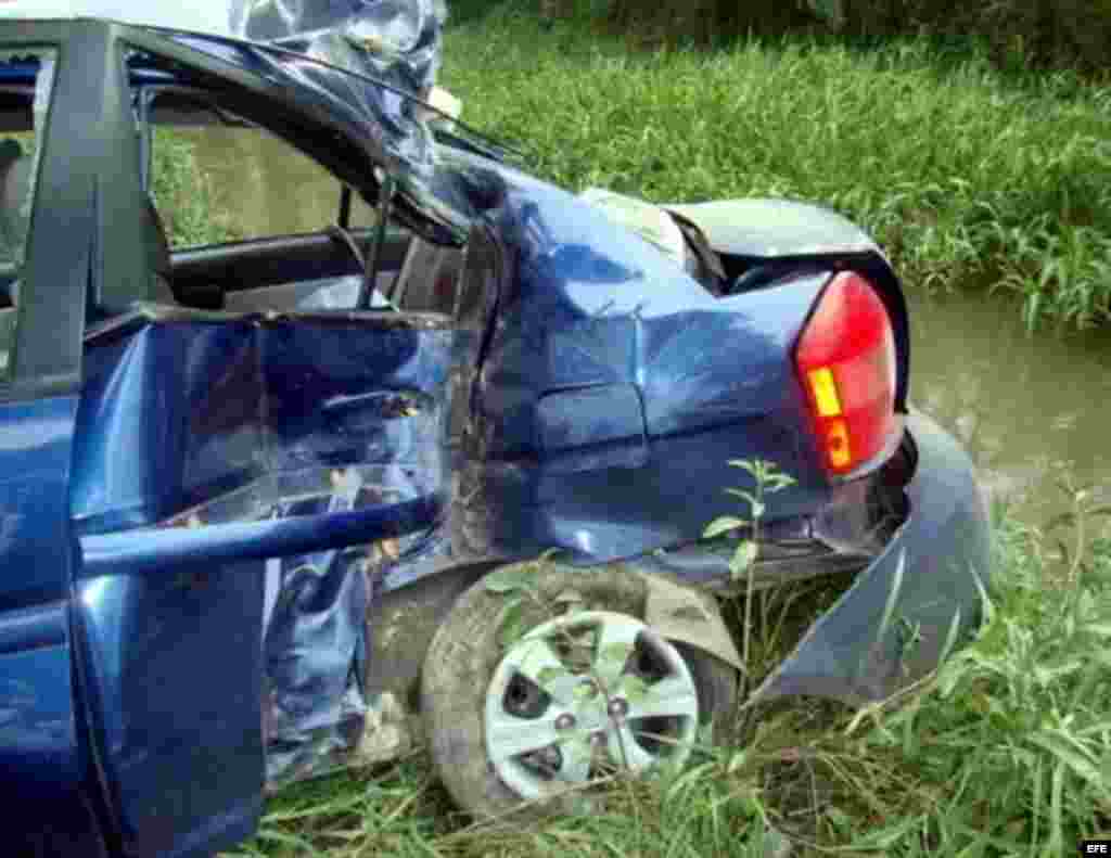 Imagen tomada de un vídeo suministrado por el Gobierno cubano en La Habana (Cuba) hoy, lunes 30 de julio de 2012, en la que aparece el vehículo donde viajaba el fallecido opositor Oswaldo Payá, conducido por el español Ángel Carromero, quien afirmó hoy q