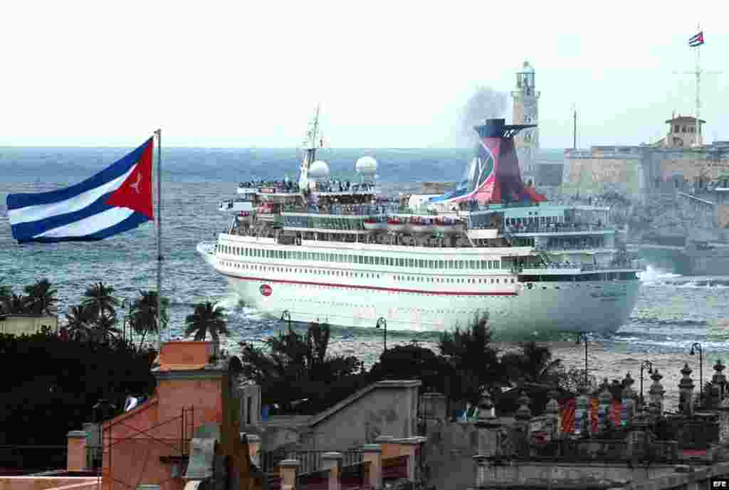 Foto de archivo (11/12/03) de un crucero saliendo de la bahía de La Habana. EFE/Alejandro Ernesto