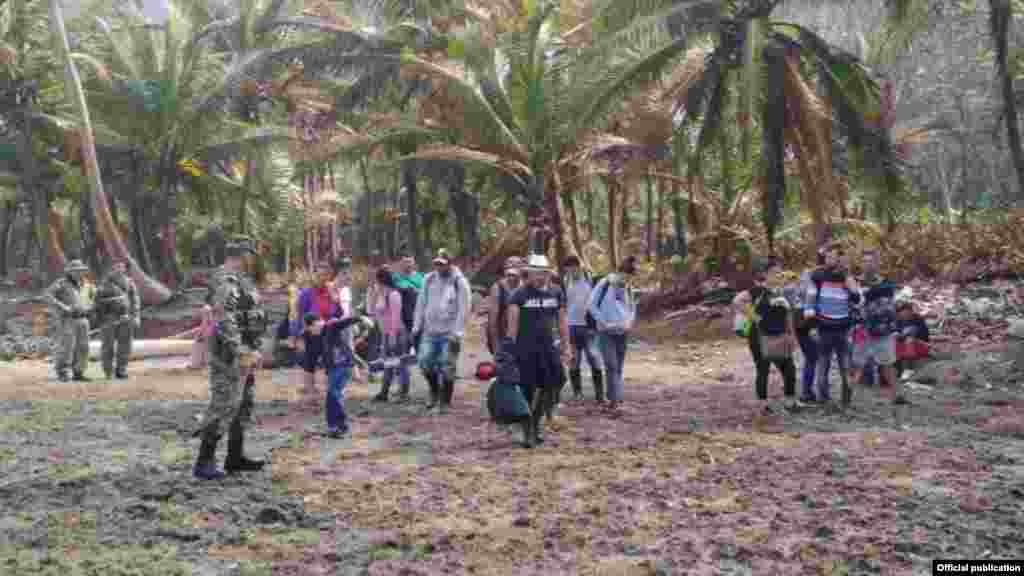 Caravana de migrantes cubanos en Panamá. Foto Servicio Nacional de Fronteras de la República de Panamá.