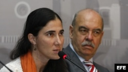 Yoani Sánchez (d) junto al presidente del diario mexicano Síntesis, Armando Prida (d), durante la conferencia sobre la libertad de expresión en Cuba, que ofreció en la reunión semestral de la Sociedad Interamericana de Prensa (SIP), en Puebla, México.
