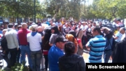 Cubanos reunidos en un parque de Quito para exigir una respuesta sobre su situación migratoria.