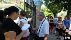 Una funcionaria del Tribunal Municipal de 10 de Octubre hace pasar a los testigos del juicio contra los directivos de la empresa británica Coral Group