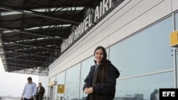 GRA276. PRAGA, 01/03/2013.- Fotografía facilitada por la ONG People in need de la disidente cubana Yoani Sánchez, una de las voces más mediáticas de su país a través del blog "Generación Y" y la red social Twitter hoy a su llegada al aeropuerto de Praga.