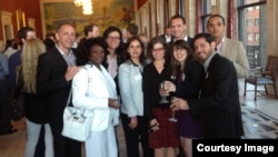 Opositores de América Latina en la sede de CASLA, en Praga.