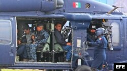 Militares mexicanos conducen llevan en un helicóptero al máximo dirigente del cártel de Sinaloa, Joaquín "El Chapo" Guzmán. Foto Archivo