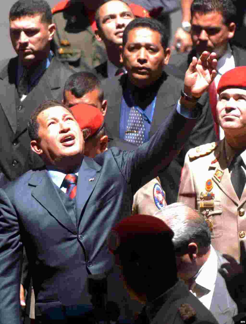 El presidente venezolano Hugo Chávez (Izq.) saluda durante su llegada al Consejo Nacional Electoral, el 27 agosto, en Caracas. Chávez recibió el certificado de su ratificación en el cargo hasta enero de 2007.