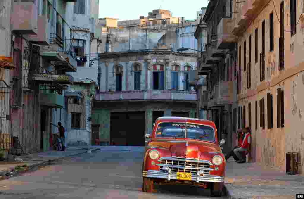 Un auto viejo marca Dodge permanece parqueado en una calle del popular barrio Centro Habana