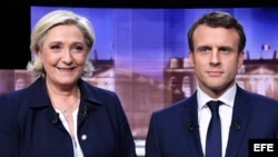 La candidata ultraderechista a la presidencia de Francia por el Frente Nacional, Marine Le Pen (i), y su rival, el socioliberal del movimiento En Marche !, Emmanuel Macron, posan previo al inicio del debate televisado hoy, miércoles 3 de mayo de 2017, en