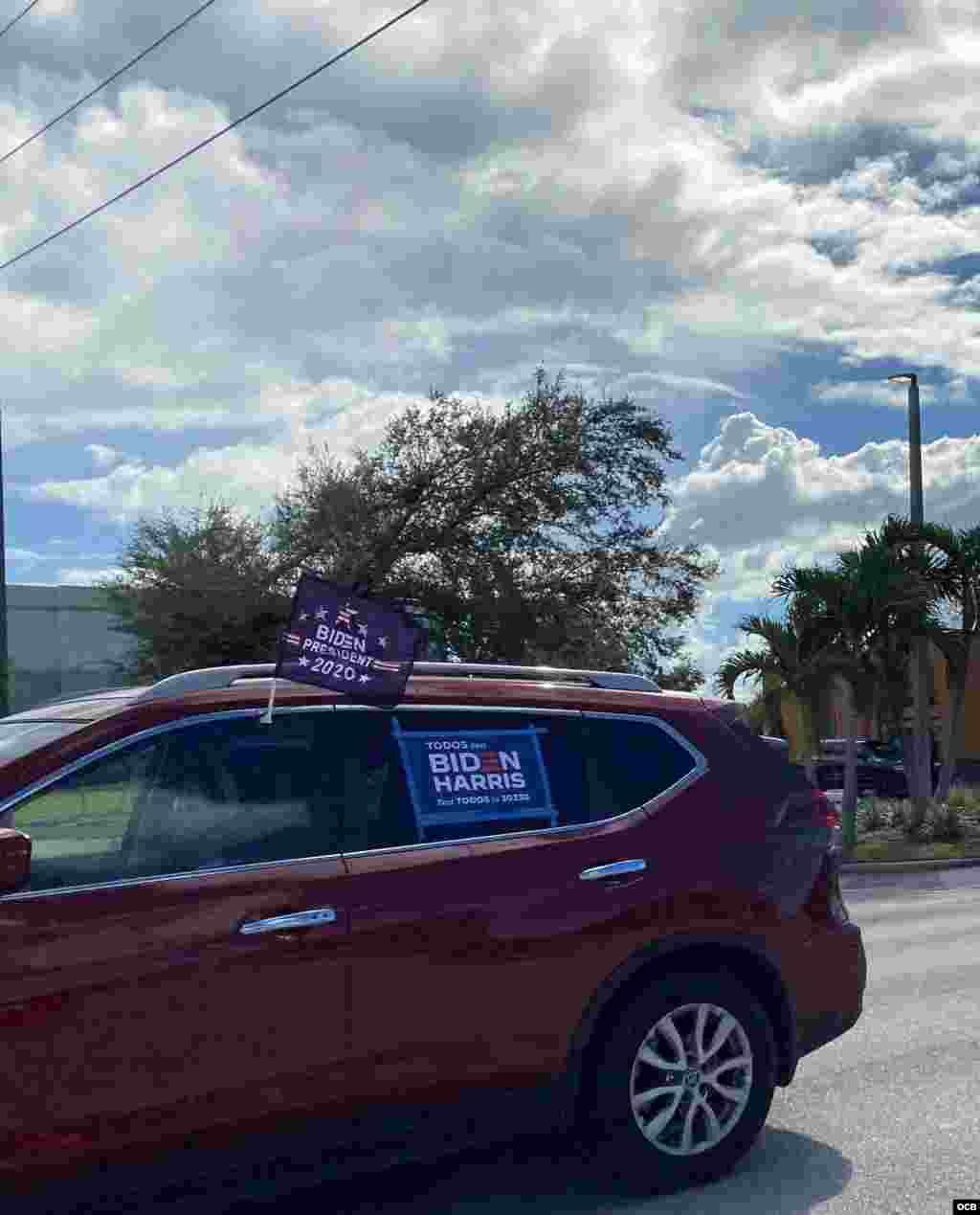 Pancartas, cláxones, insignias y banderas a favor de Joe Biden en Miami el domingo 18 de octubre.