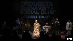 La cantante Omara Portuondo acompaña a la banda cubana Orquesta Buenavista Social Club, durante el concierto en el Teatro Circo Price, en Madrid.