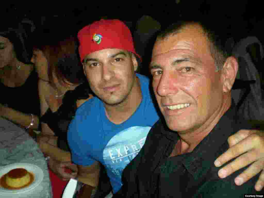 William Pérez Villalba con el ex lanzador de Grandes Ligas René Arocha. Cortesía de Glorias del béisbol cubano.