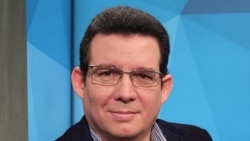 Amir Valle comprte su libro con lectores cubanos Amir Valle comprte su libro con lectores cubanos