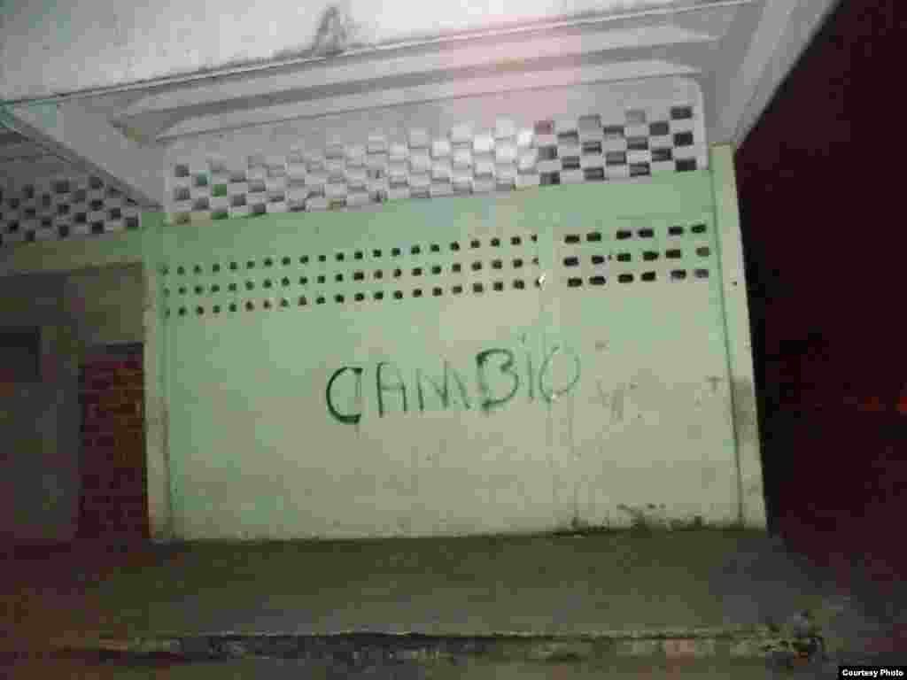 "Cambio", una palabra que se hizo eco entre los cubanos a partir de 2002 y pareció en fachadas públicas, camisetas, bolsas de mano y manillas plásticas que usaban los cubanos.