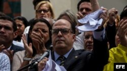 El presidente de la Asamblea Nacional de Venezuela, Julio Borges, rompe en pedazos la sentencia del Supremo, 30 de marzo de 2017. La AN controlada por la oposición, acusó a Nicolás Maduro de haber dado un "golpe de Estado", luego de que el Tribunal Supremo decidiera asumir las competencias del Legislativo por mantenerse en "desacato" desde el año pasado.